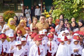 Hari pertama sekolah para ayah di Pontianak hadir dampingi anak mereka