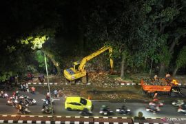 Pemkab Bogor angkut 60 truk sampah yang sumbat aliran Kali Baru