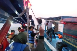 Tim gabungan evakuasi 26 penumpang KM Sumber Rezeki di Pulau Lancang