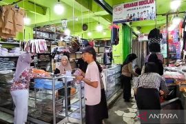 Pedagang seragam sekolah di Bekasi catat kenaikan omzet lebih dari 50 persen