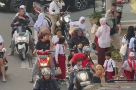 Dukung GAMAS, ayah antar anak hari pertama sekolah di Jaktim