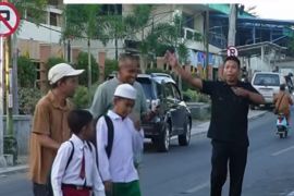 Pemkot Mataram menggencarkan gerakan Ayah Mengantar Anak Sekolah