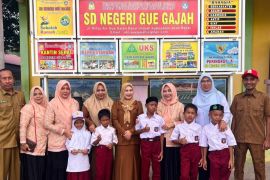 Jadi orang tua asuh, ASN Dinsos Aceh antar anak panti hari pertama ke sekolah