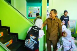 Bupati Kudus mengikuti gerakan ayah antar anak ke sekolah
