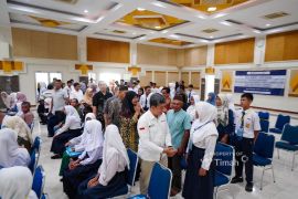 Puluhan pelajar berprestasi melangkah menuju kelas beasiswa PT Timah