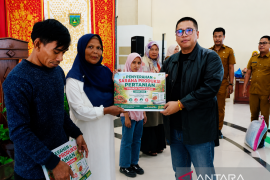 Pemkot Padang Panjang salurkan bantuan sarana budidaya cabai untuk 198 petani