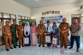 Ribuan siswa baru di HST terima seragam hingga sepatu jelang tahun ajaran baru