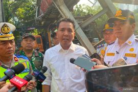 Jaksel bongkar JPO Tendean imbas truk pengangkut alat berat tersangkut