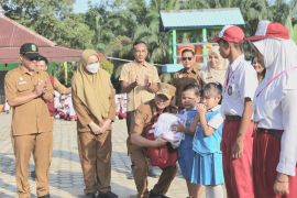 Hari pertama masuk sekolah, Pemkab Sukamara bagikan bantuan seragam sekolah