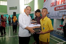 Pemkot Surabaya bantu pendidikan 7.380 siswa SMA/SMK/MA sederajat