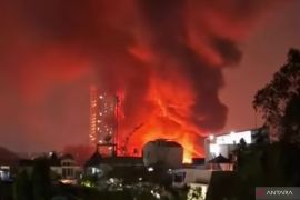 Lapak rongsokan dan tumpukan sampah terbakar di Cengkareng Jakbar