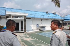 Pastikan berjalan optimal, Kalapas Pekanbaru Yuniarto tinjau progres pembangunan dapur sehat