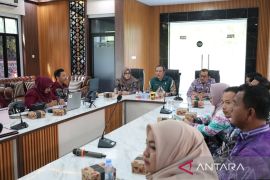 Bupati Andi Rudi Latif komitmen dukung program SR