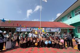 Bunda Guru PGRI Kabupaten Solok, Ny Nia Jon Firman Pandu Hadiri Kegiatan MPLS Ramah di SDN 10 Koto Baru