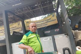 Pemkot Jakpus imbau warga Harapan Mulia pilah sampah dari rumah