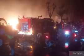 8 armada dikerahkan atasi kebakaran lapak palet di Bekasi