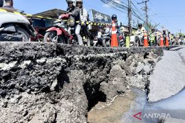 Jalan poros Samarinda-Tenggarong ditutup total akibat tanah ambles