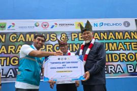 Dukung Mitigasi Bencana Hidrometeorologi, PLN UID Sumbar Serahkan 100 Bibit Pohon pada Kunjungan Kerja Menteri Lingkungan Hidup