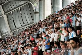 Suporter timnas Inggris dan Argentina saling sahut lagu kebangsaan