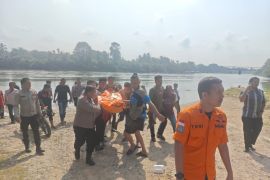 Korban aksi motor yang terjatuh di jembatan Kampar ditemukan meninggal