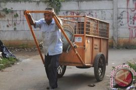 Jaksel edukasi pengangkut sampah agar pemilahan dimulai dari gerobak