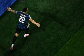 Dua gol larut antar Argentina menyisihkan Inggris menuju final