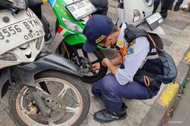 Petugas gabungan tertibkan parkir liar di kawasan Palmerah Jakbar
