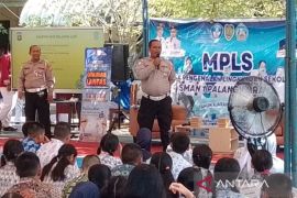 Polisi edukasi keselamatan lalu lintas pada pelajar saat MPLS