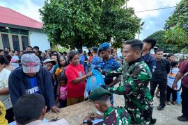TNI salurkan 3.000 paket sembako Presiden pada masyarakat Tanimbar