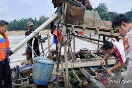48 rakit PETI merusak Sungai Kuantan wilayah Cerenti
