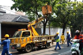 Jaksel rapikan kabel udara di Jalan Lauser untuk keselamatan pejalan