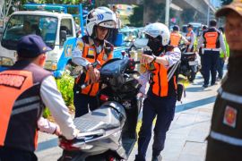 Jaksel tertibkan motor parkir liar di trotoar depan ITC Kuningan