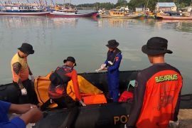 Tim SAR evakuasi nelayan tenggelam saat cari ikan di perairan Ketapang, Lampung Selatan