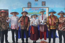 Pemkab Lebong salurkan 3.219 setel seragam sekolah gratis