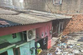 Sudin Gulkarmat Jakut padamkan kebakaran rumah di Tanjung Priok