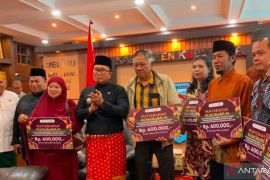 Bupati Kubu Raya serahkan intensif untuk Guru Ngaji