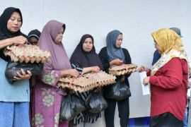 TPPKK Agam salurkan paket bahan kebutuhan pokok bagi warga huntara