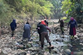 Puluhan warga bersihkan tumpukan sampah di Sungai Citaringgul