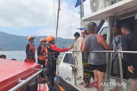 SAR gabungan evakuasi 8 awak kapal tenggelam di perairan Maluku Tengah