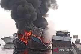Gulkarmat padamkan kapal terbakar saat sandar di Dermaga Muara Angke