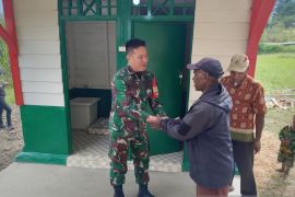 Kodim 1702/Jayawijaya serahkan MCK umum untuk warga Ibele