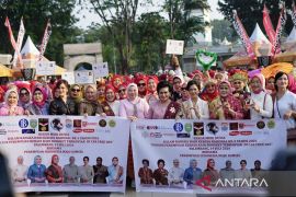 Parade kebaya pecahkan rekor Muri, perempuan diajak lestarikan kebaya
