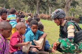Satgas Yonif 511/DY laksanakan program MBG bagi warga Tima