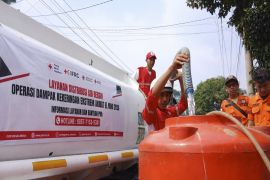 PMI salurkan bantuan air bersih untuk warga Cikundul Hilir Kota Sukabumi