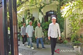 Jokowi bertemu teman kuliah untuk persiapkan diri hadapi sidang