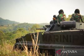 Marinir TNI AL latih prajurit menembak menggunakan tank