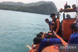 Tim SAR evakuasi mayat tanpa identitas di perairan Bakauheni