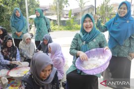 Tanjab Barat berdayakan ekonomi lewat pelatihan membuat kletek udang