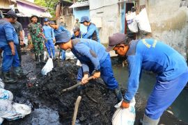Pemkot Jakbar gencarkan pengurasan lumpur saluran hingga akhir tahun