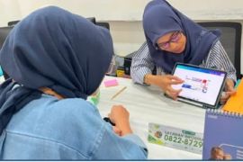 Pengenalan aplikasi Sentuh Tanahku oleh petugas loket kepada masyarakat